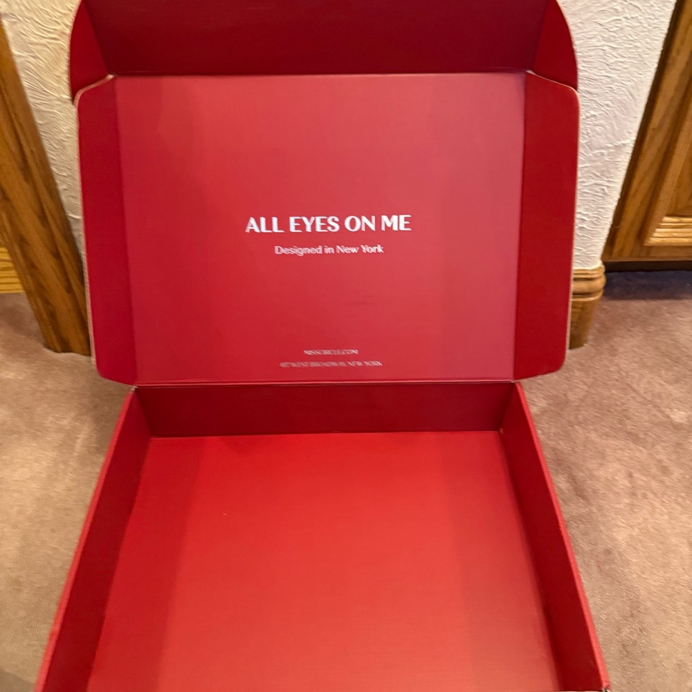 Miss Circle Red Box - Picture 7 of 8